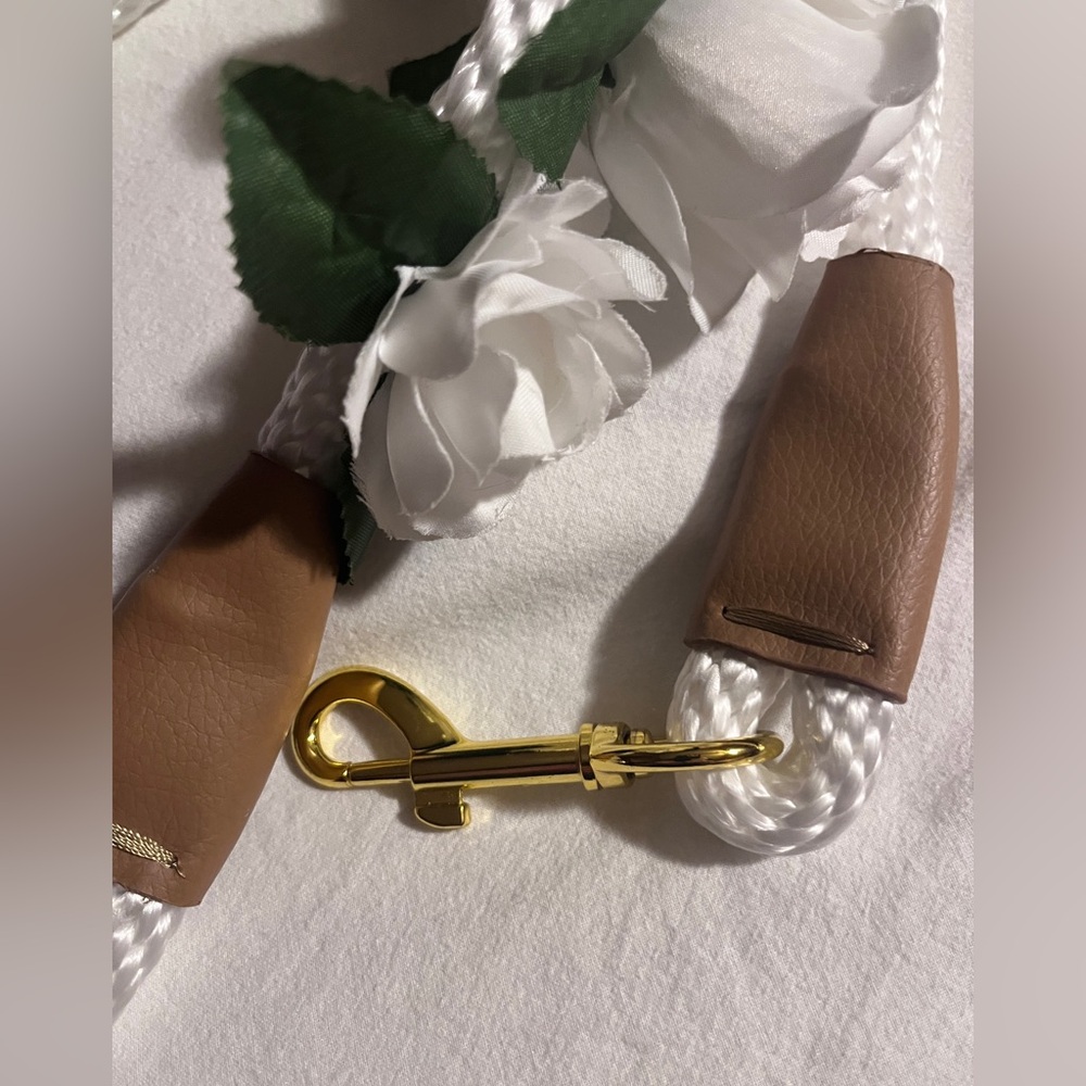 Elegant White Rope Leash Accessory with Gold Accent - Picture 4 of 7